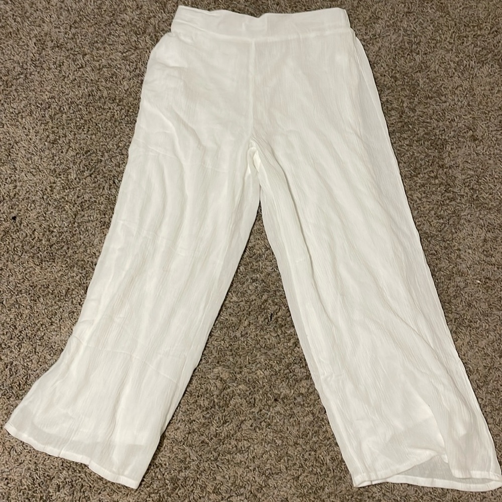 Flowy white pants .